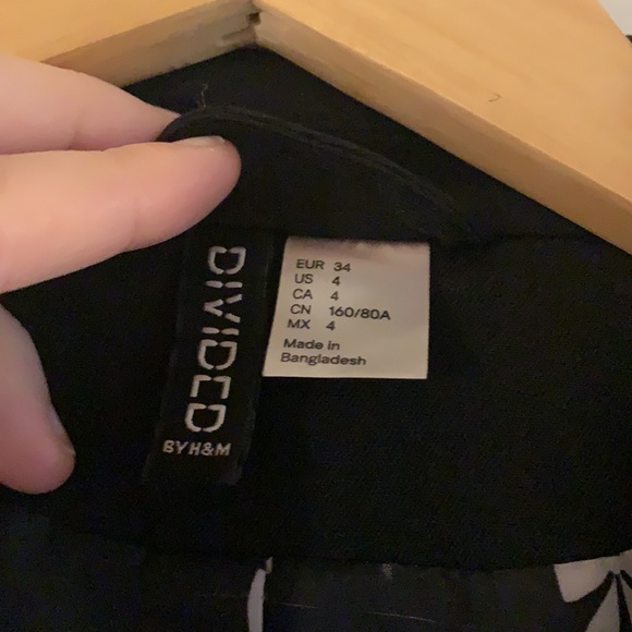 <<bundle 3 for $20>> HM brand blazer - Picture 2 of 3